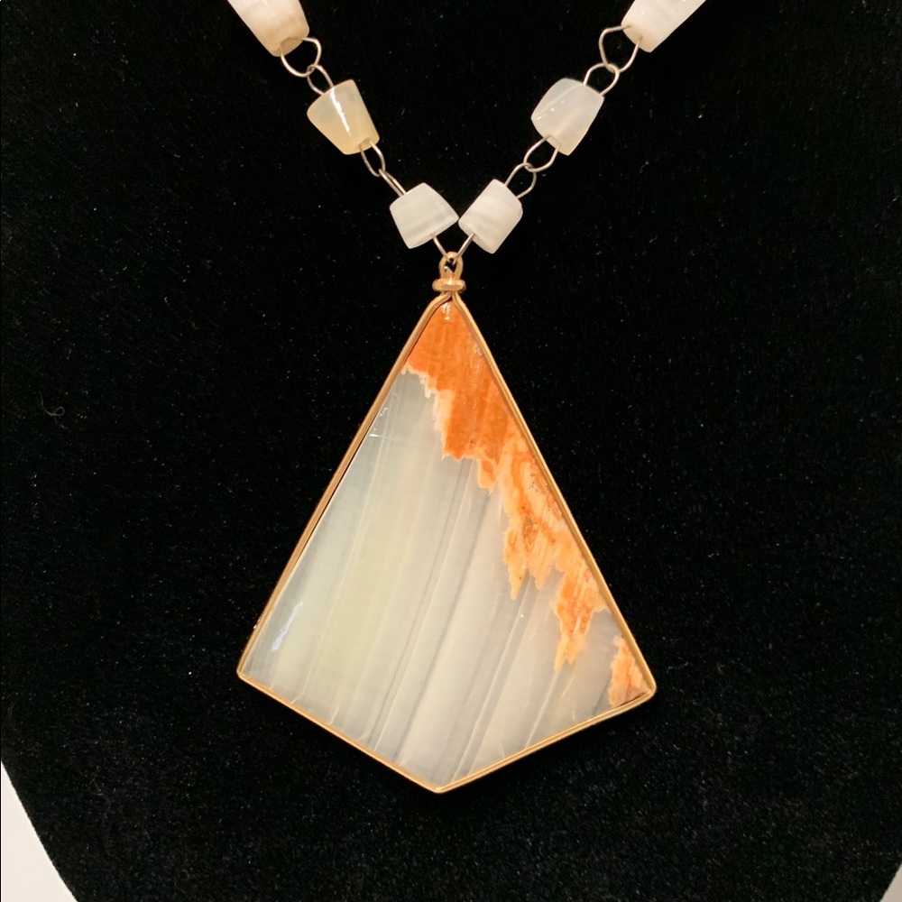 Vintage Carved Agate Necklace Elegant Stone Gold & Cream Pendant Necklace - Picture 7 of 10